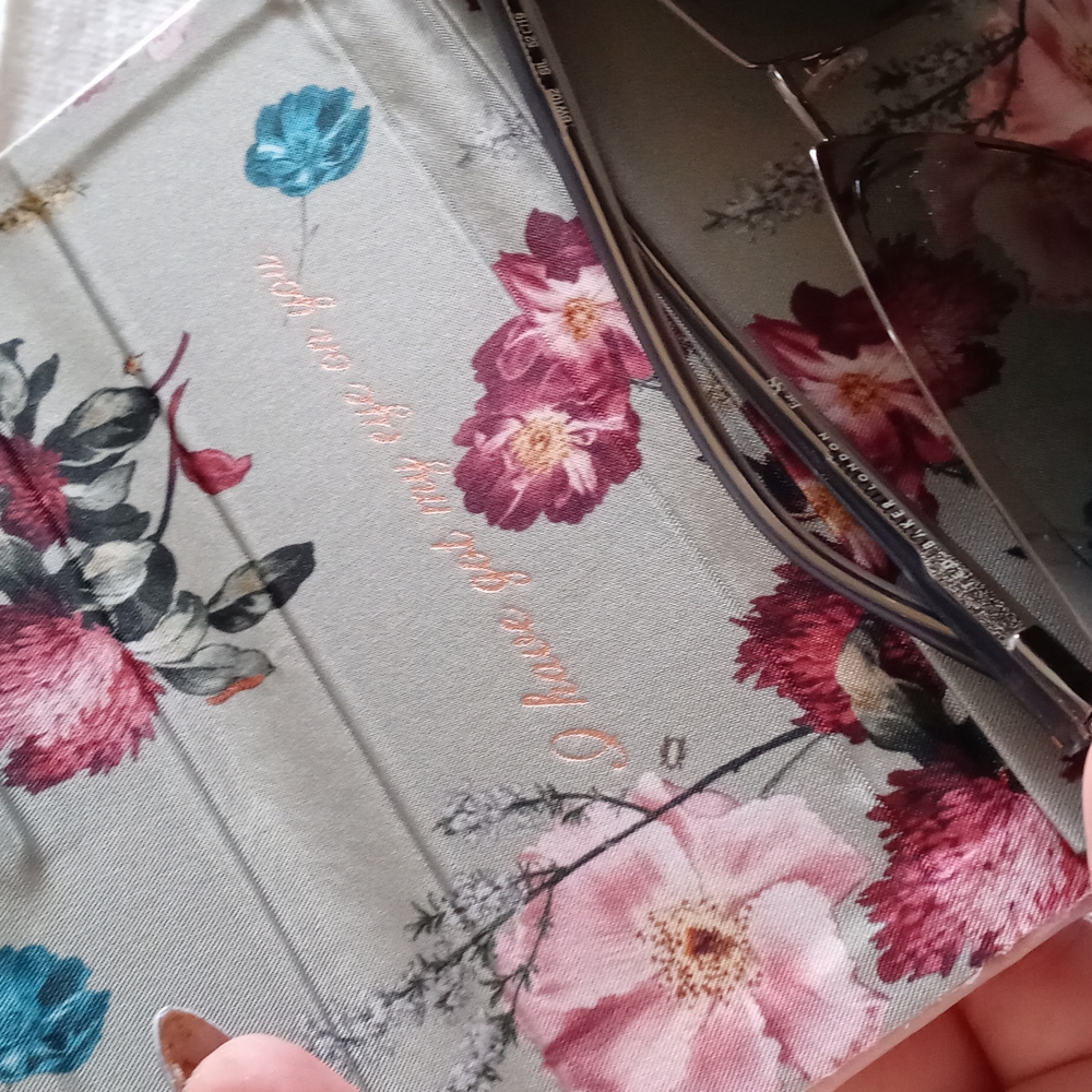 Beautiful T.B. Mirrored Sunglasses & Case - Picture 16 of 16